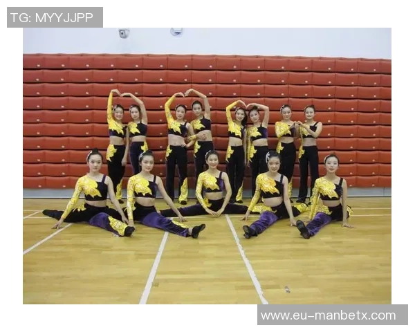 杨嘉雯带领少女足球队勇攀高峰展现青春活力与拼搏精神